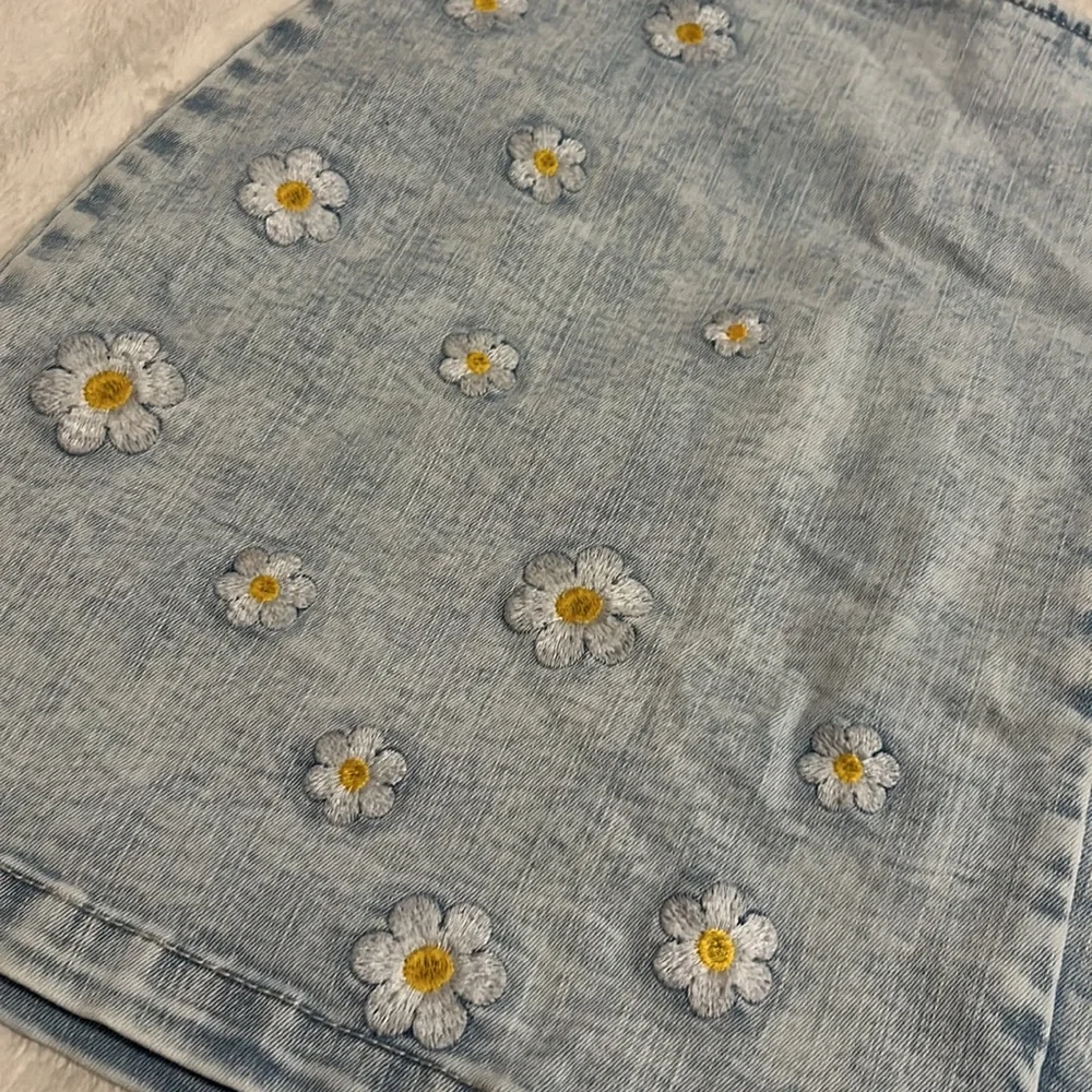 Wild Fable - Light Wash Denim Mini Skirt w/ Embroidered Daisies - Size: 00 - Picture 2 of 5